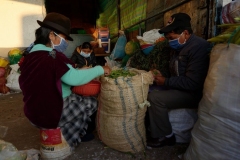 Jornadas largas en el mercado San Roque: los días para muchas mujeres, niñas y niños empieza a medianoche, desgranando las vainas de habas o la mazorca de maíz, jueves, 19 de marzo.
