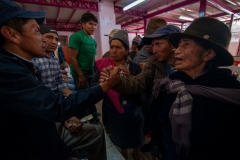 La campaña “#QuédateEnCasa”, emitida por gobiernos de diferentes países—incluyendo el de Moreno—no es factible para las personas que dependen de un ingreso diario: trabajadores del mercado San Roque saludándose.
