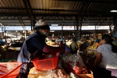“Para muchos de los trabajadores en el Mercado San Roque fue una sorpresa de haber asumido las medidas de seguridad dentro del mercado”, dice Luis Herrera R. Desde el miércoles pueden entrar solo personas que tengan mascaras y guantes puestos. – Vendedora dentro del mercado.